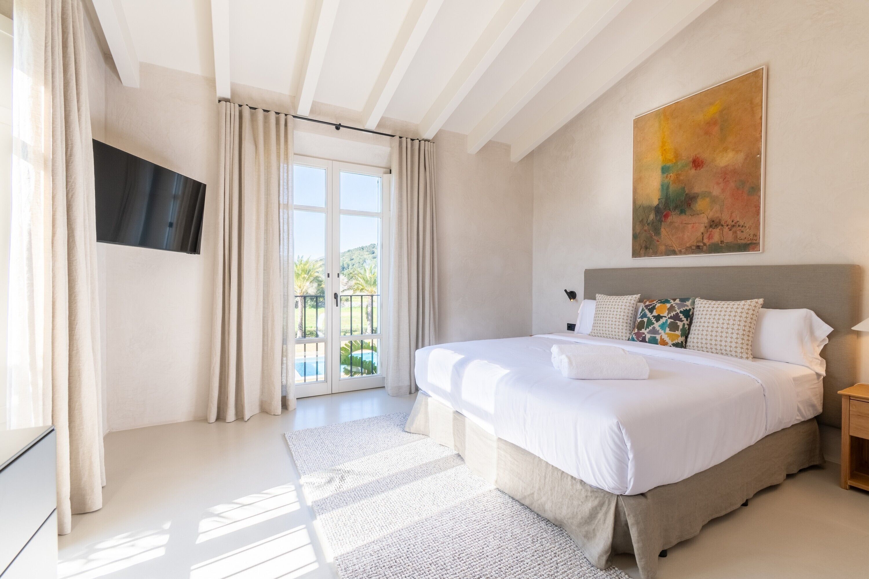 4 bedrooms, iron/ironing board, WiFi, bed sheets