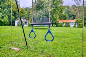 Une aire de jeux avec des balançoires et des barres d’exercice.