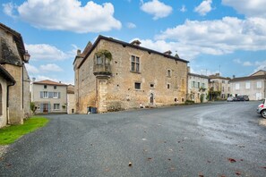 Exterior - Gîte Le Pêcheur - Domaine l'Étang des Mirandes with Shared Pool (Varaignes)