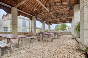 Outdoor dining - Gîte Le Pêcheur - Domaine l'Étang des Mirandes with Shared Pool (Varaignes)