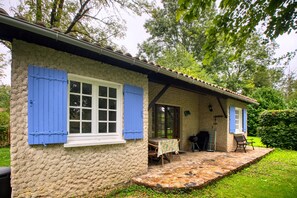 Outdoor dining - Gîte Le Pêcheur - Domaine l'Étang des Mirandes with Shared Pool (Varaignes)