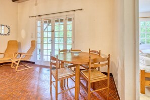 Dining - Gîte Le Pêcheur - Domaine l'Étang des Mirandes with Shared Pool (Varaignes)