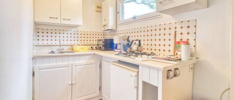 Réfrigérateur, micro-ondes, plaque de cuisson, cafetière/bouilloire