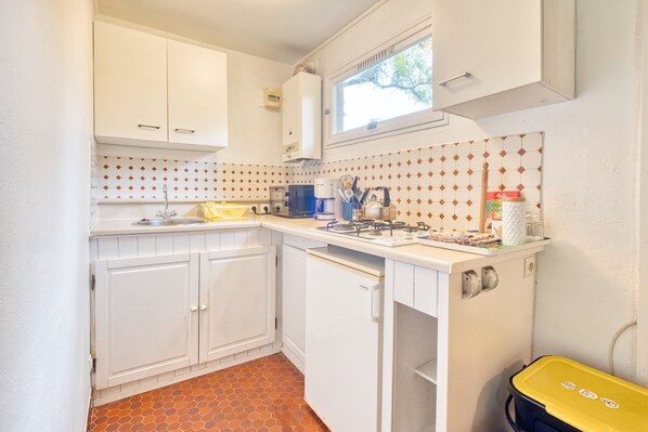 Fridge, microwave, stovetop, coffee/tea maker