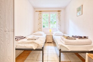 2 bedrooms, WiFi, bed sheets - Gîte Le Pêcheur - Domaine l'Étang des Mirandes with Shared Pool (Varaignes)