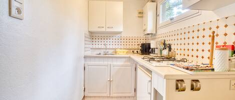 Réfrigérateur, micro-ondes, plaque de cuisson, cafetière/bouilloire