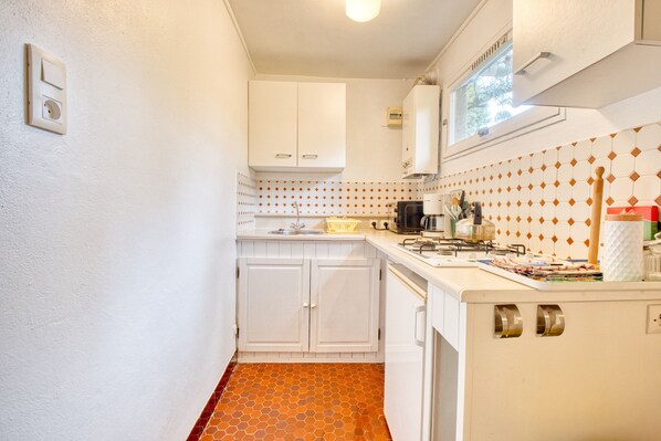 Een koelkast, een microgolfoven, een kookplaat