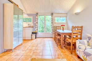Interior - Gîte Le Pont - Domaine l'Étang des Mirandes with Shared Pool (Varaignes)