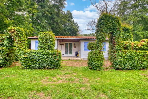 Exterior - Gîte Le Pont - Domaine l'Étang des Mirandes with Shared Pool (Varaignes)