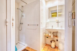 Shower, towels