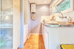 Fridge, microwave, stovetop, coffee/tea maker - Gîte Le Pont - Domaine l'Étang des Mirandes with Shared Pool (Varaignes)