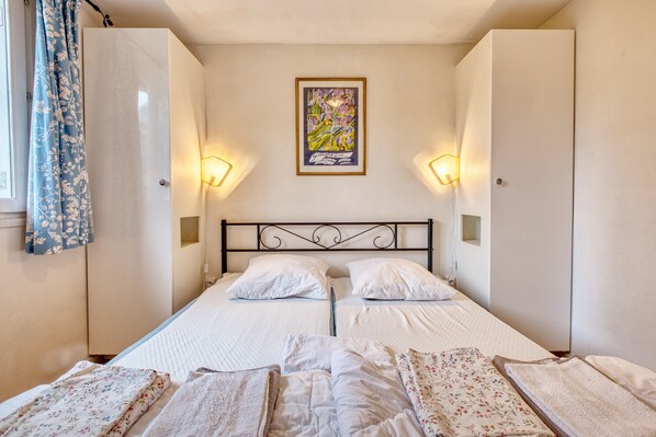2 bedrooms, bed sheets