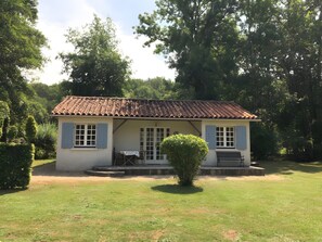 Exterior - Gîte Le Lavoir - Domaine l'Étang des Mirandes with Shared Pool (Varaignes)