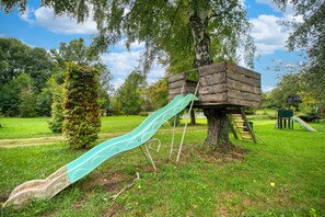 Children's area - Gîte Le Lavoir - Domaine l'Étang des Mirandes with Shared Pool (Varaignes)