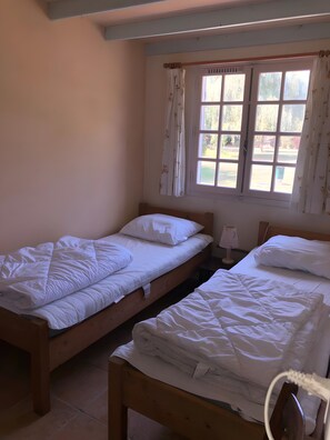 2 bedrooms, bed sheets - Gîte Le Lavoir - Domaine l'Étang des Mirandes with Shared Pool (Varaignes)