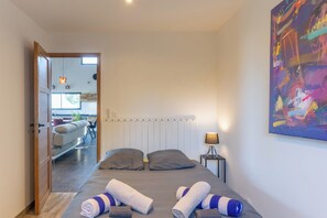 3 habitaciones, tabla de planchar con plancha, wifi y ropa de cama