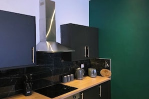 Kylskåp, mikrovågsugn, ugn och spishäll