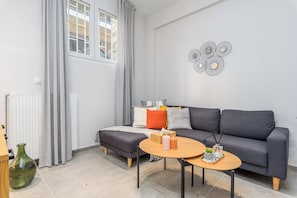 Apartamento, 2 quartos, cozinha, vista para a cidade | Sala de estar | Smart TV 43 polegadas com canais digitais, serviços de streaming