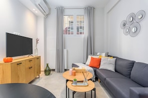 Living room - Penelope's Charming 2-BR Apt in Athens (Athens)