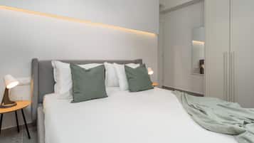 Apartamento, 2 habitaciones, cocina, vistas a la ciudad | Cortinas opacas, tabla de planchar con plancha, wifi gratis