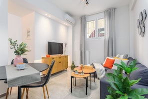 Apartamento, 2 quartos, cozinha, vista para a cidade | Opções para refeição no quarto