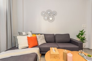 Apartamento, 2 quartos, cozinha, vista para a cidade | Sala de estar | Smart TV 43 polegadas com canais digitais, serviços de streaming