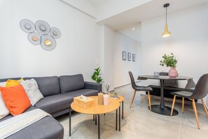 公寓, 2 间  卧室, 厨房, 城市景观 | 客厅 | 43-英寸智能电视 （配备数码频道）、流媒体服务