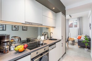 Appartement, 2 chambres, cuisine, vue sur la ville | Cuisine privée | Réfrigérateur grande capacité avec congélateur, four à micro-ondes