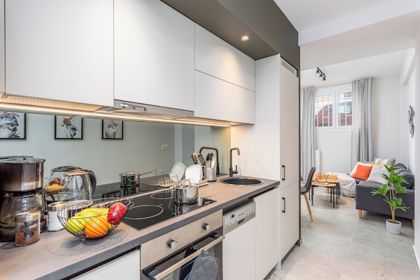 Apartamento, 2 quartos, cozinha, vista para a cidade | Cozinha privada | Geladeira grande, micro-ondas, fogão, cooktop
