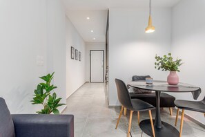 In-room dining - Penelope's Charming 2-BR Apt in Athens (Athens)