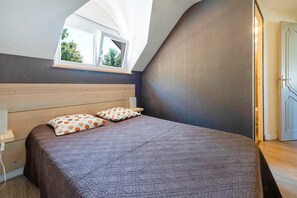 6 bedrooms, iron/ironing board, WiFi