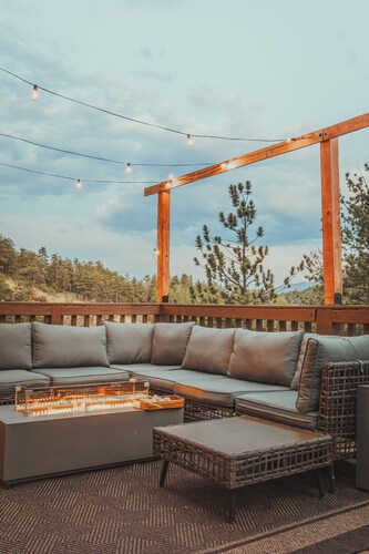 3-bedroom chalet in enchanting Bailey, Walk to town, Game Room, BBQ