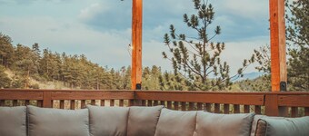 3-bedroom chalet in enchanting Bailey, Walk to town, Game Room, BBQ