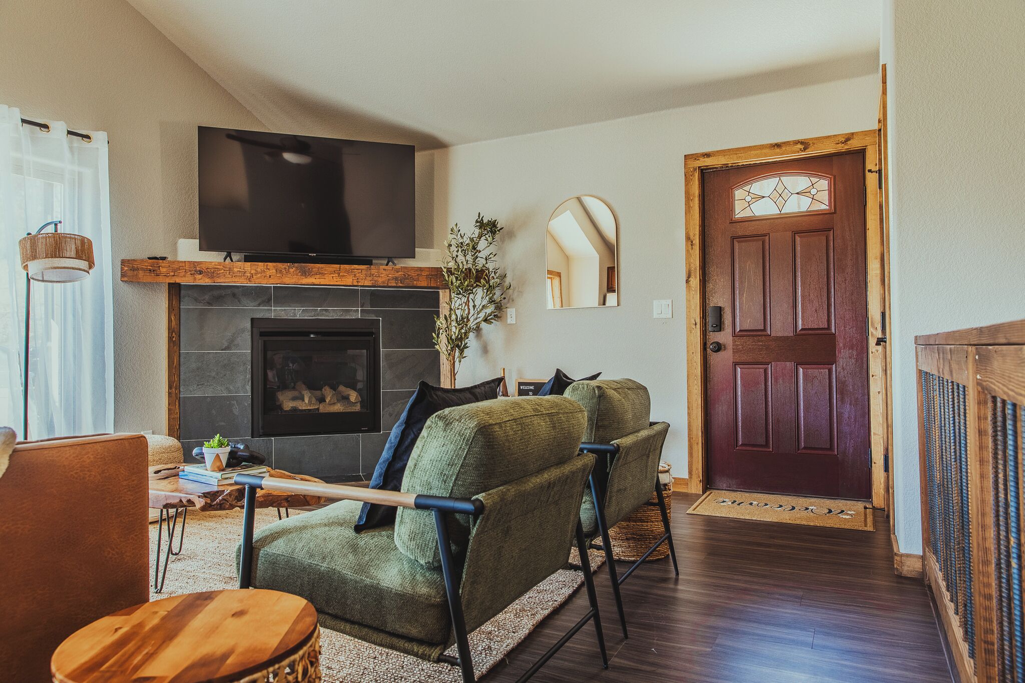TV, fireplace