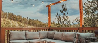 3-bedroom chalet in enchanting Bailey, Walk to town, Game Room, BBQ
