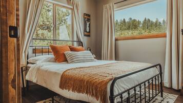 3 habitaciones, tabla de planchar con plancha, wifi y ropa de cama