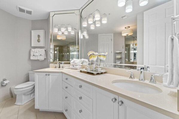 Appart'hôtel, plusieurs lits (Grand Pointe 801) | Salle de bain | Shampoing, papier toilette