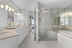Appartement, meerdere bedden (Grand Pointe 801) | Badkamer | Shampoo, toiletpapier