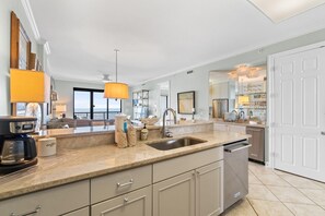 콘도, 침대(여러 개) (Grand Pointe 801) | 전용 주방 | 키친타월