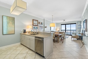 Condo, varias camas (Grand Pointe 801) | Interior