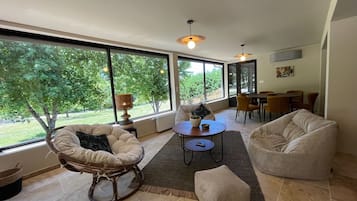 Télévision, cheminée, table de tennis de table, livres