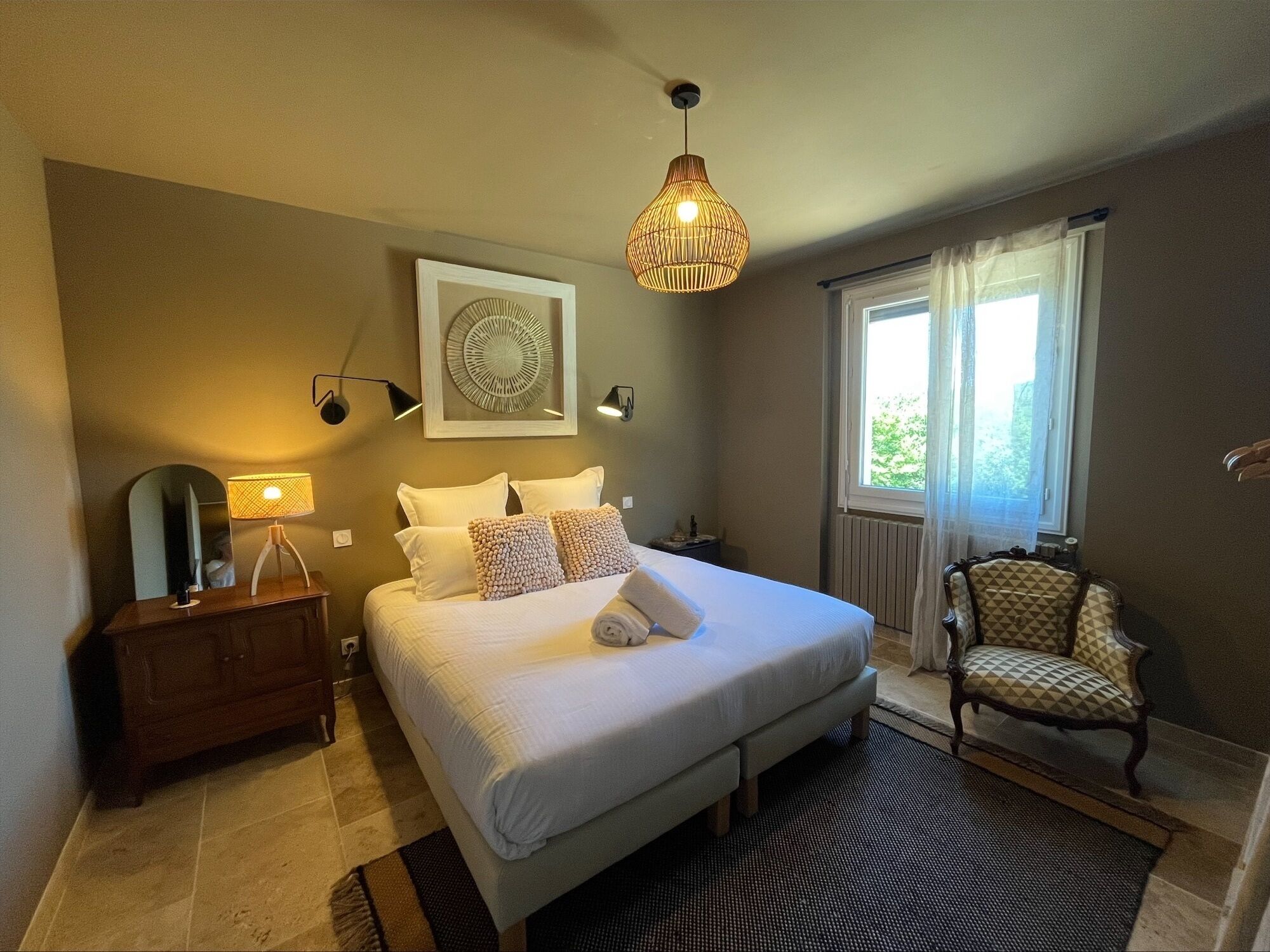 3 chambres, bureau, fer et planche à repasser, lit parapluie