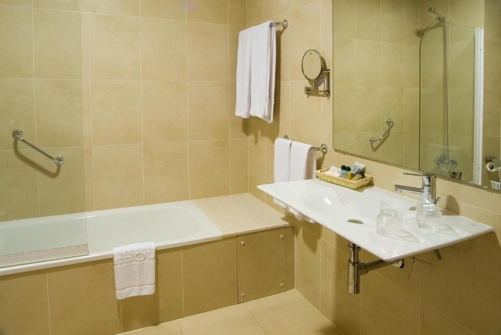 Bathtub, free toiletries, hair dryer, bidet