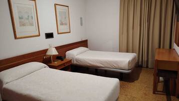 Habitación básica con 1 cama matrimonial o 2 individuales, vista a la montaña | Edredón y ropa de cama