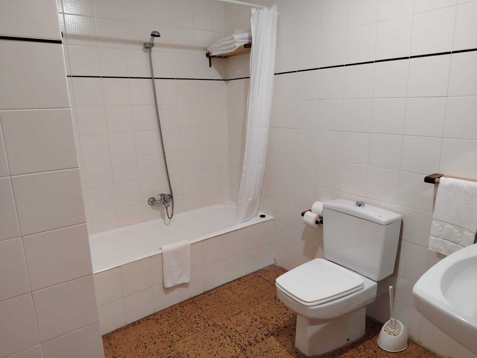 Habitació triple bàsica | Cobrellits i roba de llit 