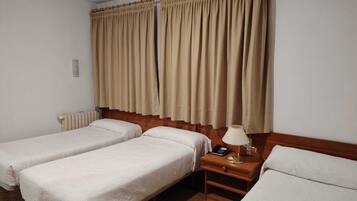Basic Triple Room | Down comforters, bed sheets