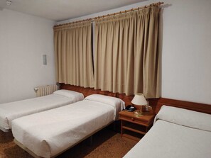 Basic Triple Room | Down duvets, bed sheets