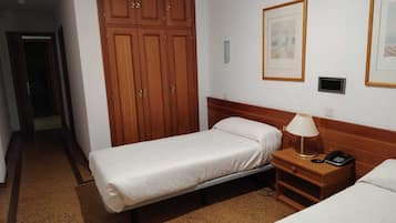 Habitación básica con 1 cama doble o 2 individuales, vistas a la montaña | Edredones de plumas y ropa de cama