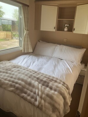 3 bedrooms, bed sheets - Peace and Tranquility at The Hideaway Stay (Alford)