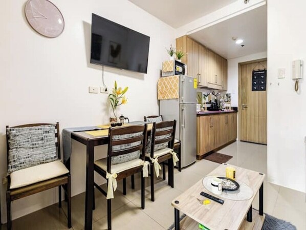 Condo, 1 Bedroom, Balcony, City View | Dining room
